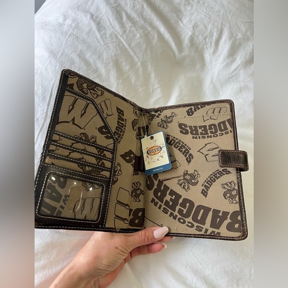 Fossil | Brown Leather Agenda Day Planner Cover | Wisconsin Badgers - Picture 4 of 8